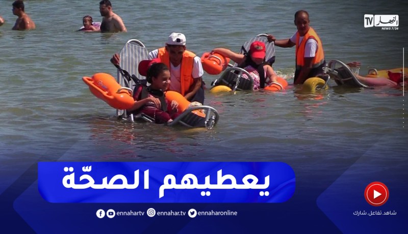 كراسي عائمة بالشواطيء لتسهيل السباحة على ذوي الإحتياجات الخاصة