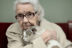 عجوز تتجاوز القرن تتبنى قطا يبلغ 96 عاما بعمر الإنسان