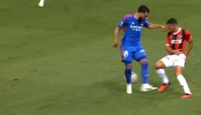 بالفيديو.. مراوغة عطال لريان شرقي تصنع الحدث