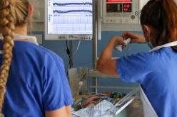 بسبب الحر الشديد.. أب يشتري مكيف هواء للغرفة التي يرقد فيها ابنه بالمستشفى