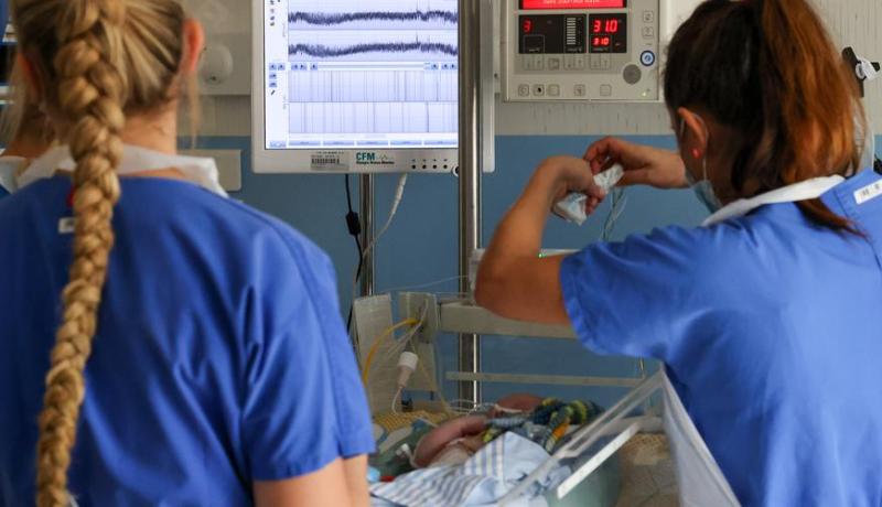 بسبب الحر الشديد.. أب يشتري مكيف هواء للغرفة التي يرقد فيها ابنه بالمستشفى