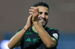 محرز يتوّج بأول جوائزه الشخصية في السعودية