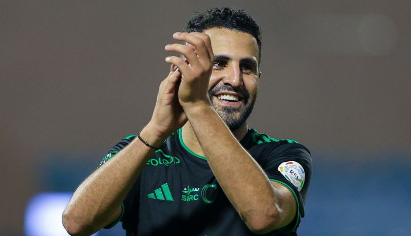 محرز يتوّج بأول جوائزه الشخصية في السعودية