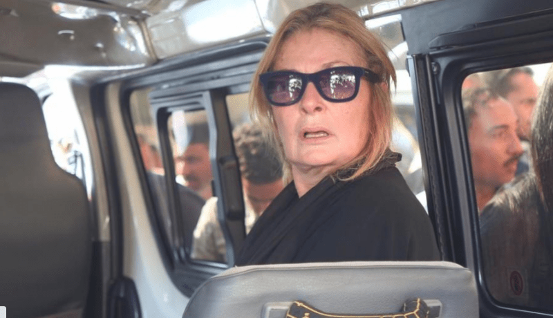 يسرا تُفجع برحيل فرد من عائلتها