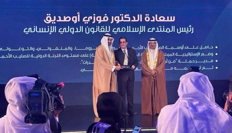 الدكتور فوزي أوصديق يحصد جائزة العمل التطوعي بالبحرين