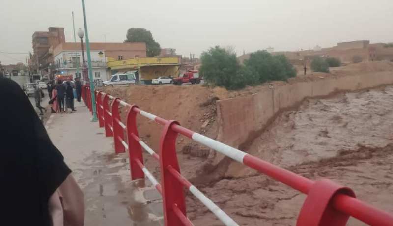 5 مفقودين جراء ارتفاع منسوب مياه واد الشادلي بالبيض