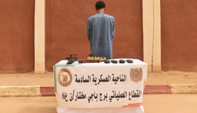 إرهابي يسلم نفسه للسلطات العسكرية ببرج باجي مختار