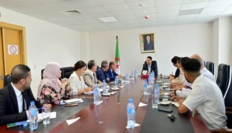 وزير الإتصال يجتمع بنقابات القطاع