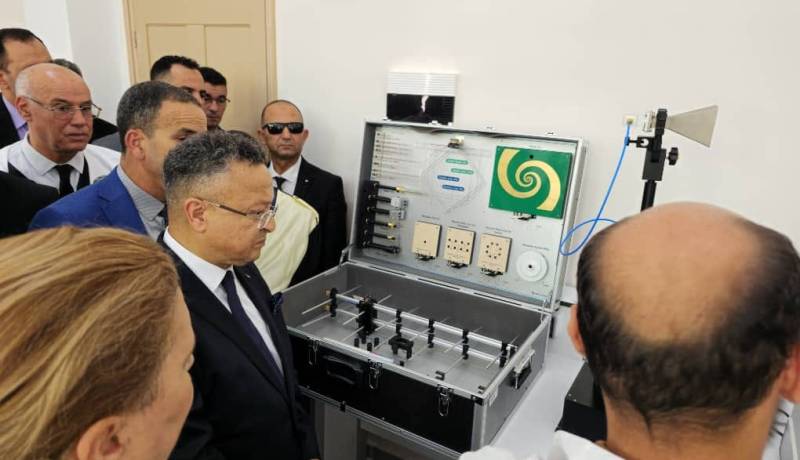 بداري يتفقد معهد الإتصالات السلكية واللاسلكية الجديد