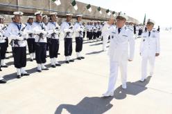 قائد القوات البحرية يفتش الغراب متعدد المهام “الزاجر” 