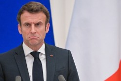 بعد جدل الجلباب بالمدارس.. هذا ما قرره ماكرون