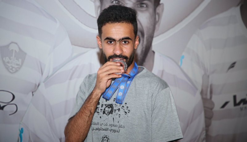 بالفيديو.. لاعب سعودي يطالب بتوقيف المباريات أثناء الأذان
