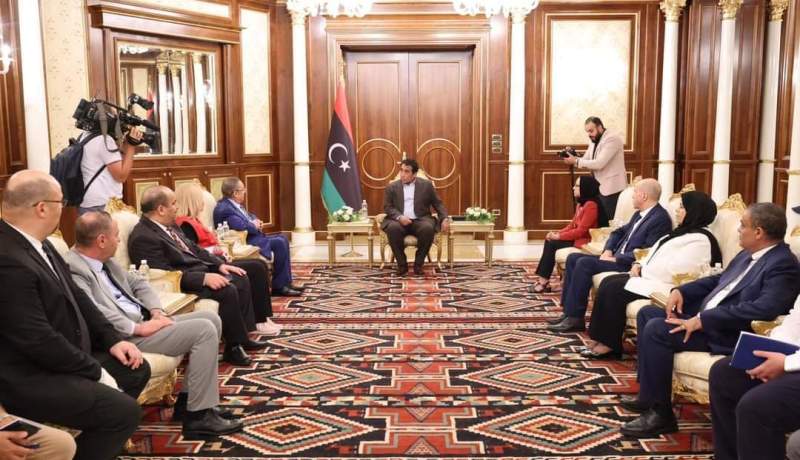 وفد وزاري يحل بليبيا ويُستقبل من قبل رئيس المجلس الرئاسي