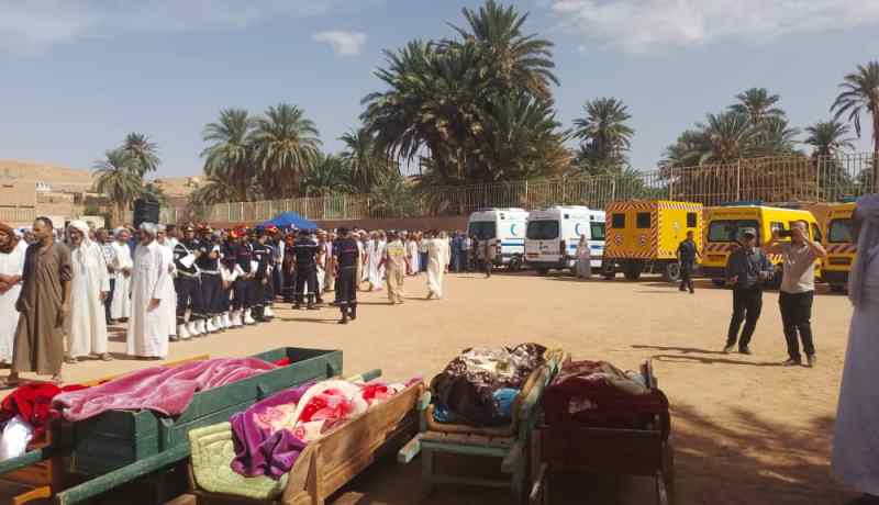 البيض: تشييع جثامين أفراد العائلة الخمسة ضحايا الحادث المروري الأليم