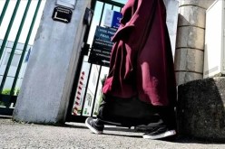 فرنسا تسجن والد تلميذة بسبب ارتدائها العباءة في المدرسة