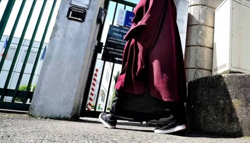فرنسا: إمرأة تتقدم بشكوى بسبب طرد إبنتها من المدرسة لإرتدائها العباءة