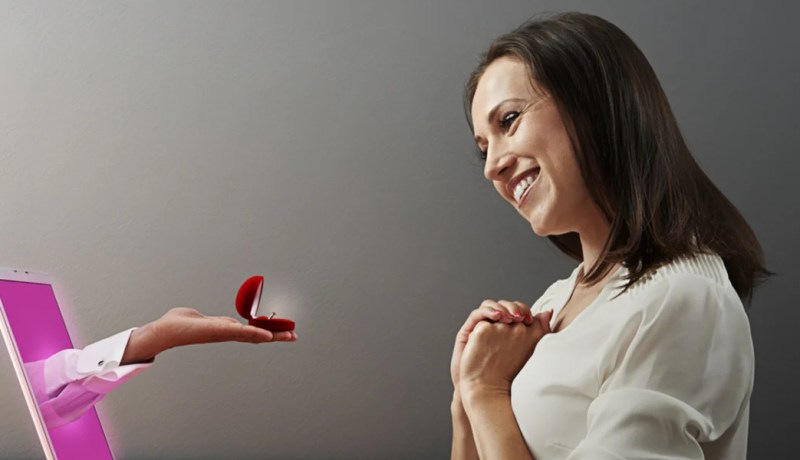 بإستعمال 4 حسابات فايسبوك.. يوهم ضحاياه بالزواج ليطلب المال ويرسله لشريكه!