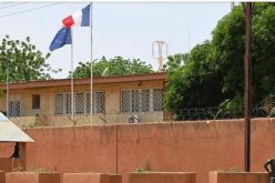 بعد “طرده”.. السفير الفرنسي يغادر النيجر