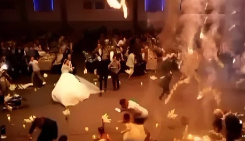 فيديو مرعب.. شاهد لحظة اشتعال النيران في صالة أفراح بالعراق
