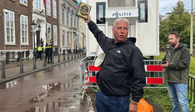 تمزيق نسخ من المصحف الشريف في هولندا