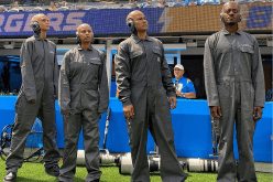 شاهد.. روبوتات شبيهة بالبشر تقتحم مباراة وتخيف الجماهير!