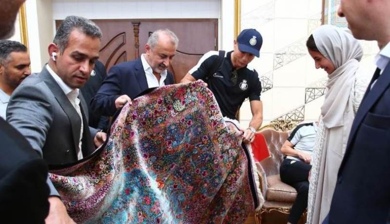 نادي إيراني يهدى رونالدو “سجادة تحمل اسمه”