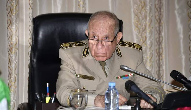 الفريق أول شنقريحة يتلقى مكالمة هاتفية من مدير وكالة الاستخبارات المركزية الأمريكية