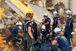 فيديو: شاب ليبي يجد والدته حيّة تحت الركام وهذه ردة فعله