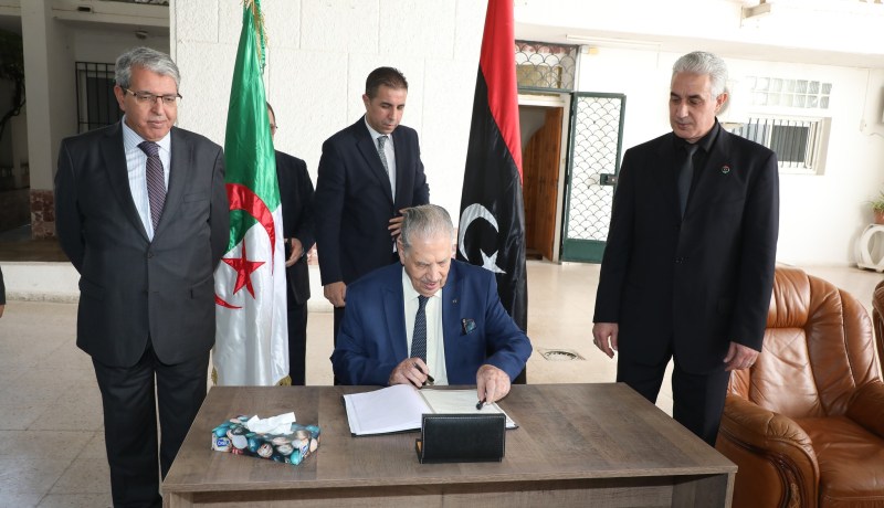 باسم رئيس الجمهورية.. قوجيل يوقع على سجل التعازي بمقر سفارة ليبيا