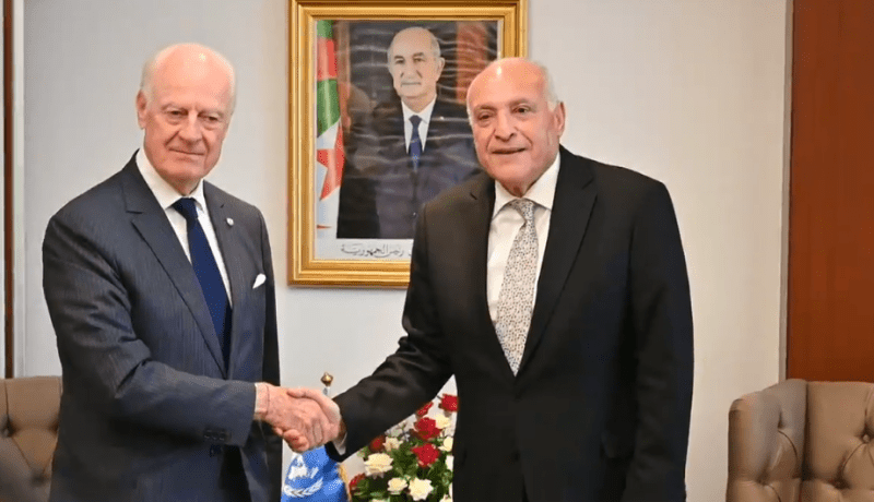 وزير الخارجية يستقبل دي ميستورا ويؤكد دعم الجزائر التام له