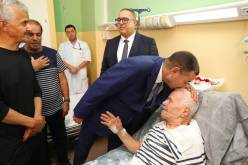 والي وهران يزور الفنان حمزة فغولي للاطمئنان على حالته الصحية