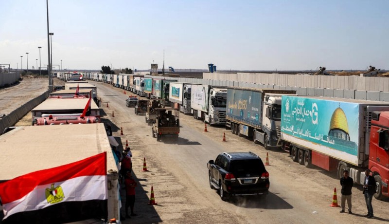 عبور شاحنات محملة بالمساعدات الإنسانية والإغاثية من بوابة معبر رفح البري
