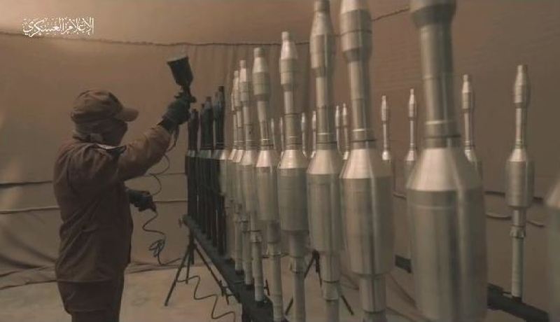 بالفيديو: كتائب القسام تعلن عن دخول قذيفة جديدة مضادة للدروع الخدمة