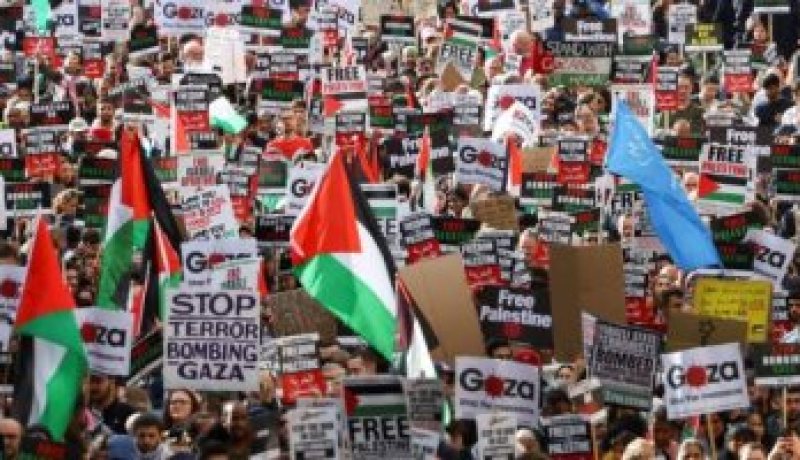 الآلاف يتظاهرون فى لندن لوقف القصف الإسرائيلى على قطاع غزة