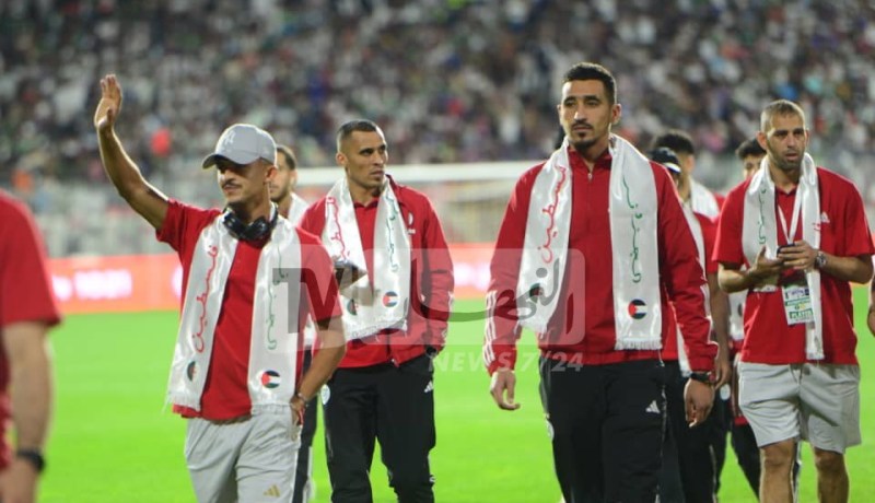 بالصور.. لاعبو الخضر يدخلون أرضية ميدان حملاوي بوشاح فلسطين