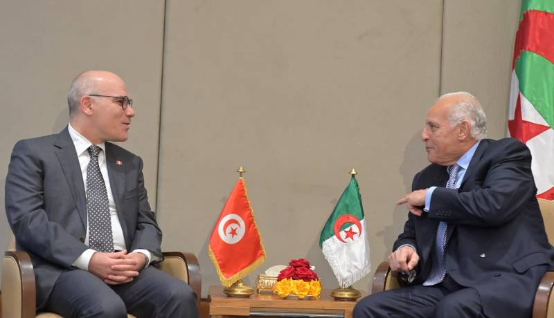 بالصور: عطاف يستقبل نظيره التونسي