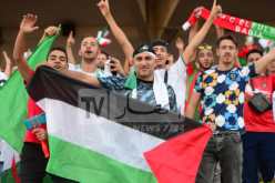 بالصور.. الأعلام الفلسطينية حاضرة بقوة في مدرجات ملعب حملاوي