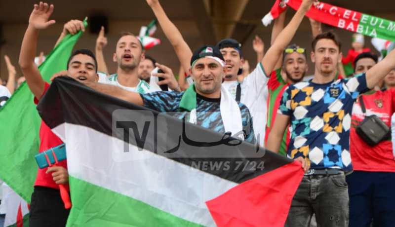 بالصور.. الأعلام الفلسطينية حاضرة بقوة في مدرجات ملعب حملاوي