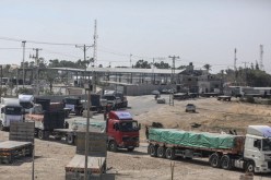 هذا ما حملته الشاحنات.. استبعاد الوقود يُبقي أرواح المصابين بغزة في خطر