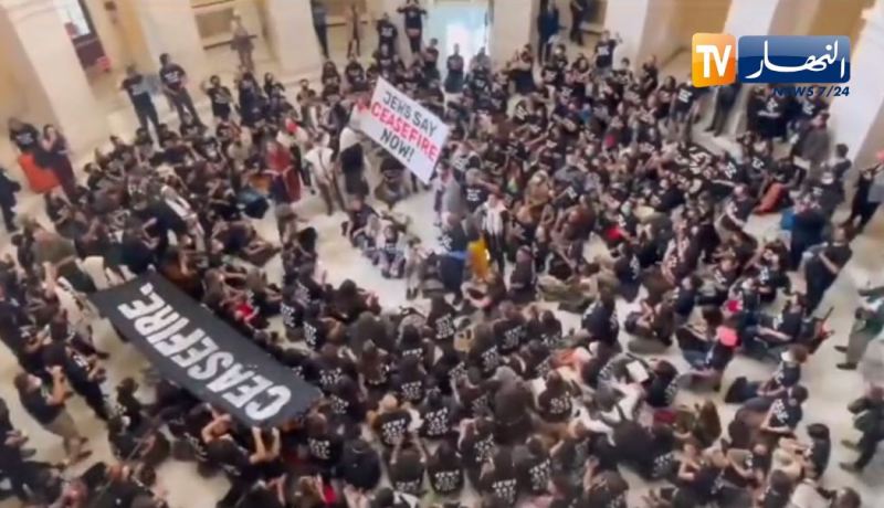 بالفيديو: متظاهرون يقتحمون مقر الكونغرس الأمريكي