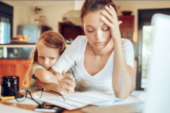 بسبب ضيق الوقت وتراكم المهام.. سيدات طالبات يتُهن بين الدراسة والبيت