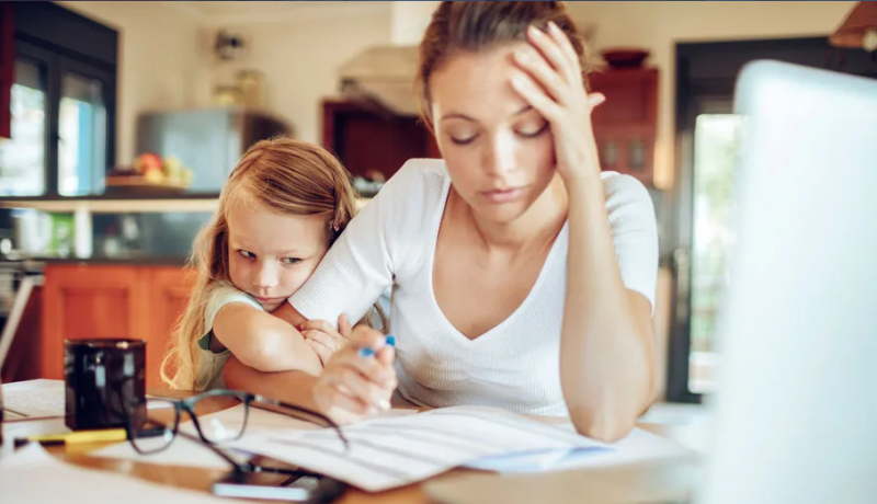 بسبب ضيق الوقت وتراكم المهام.. سيدات طالبات يتُهن بين الدراسة والبيت