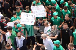 بالصور.. شبان المولودية إلى جانب مسؤولي الفريق في المسيرة الداعمة لفلسطين