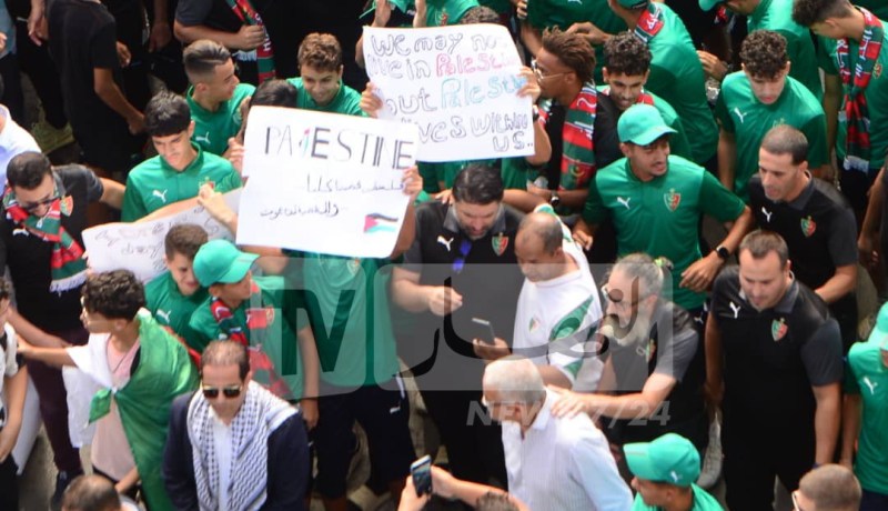 بالصور.. شبان المولودية إلى جانب مسؤولي الفريق في المسيرة الداعمة لفلسطين