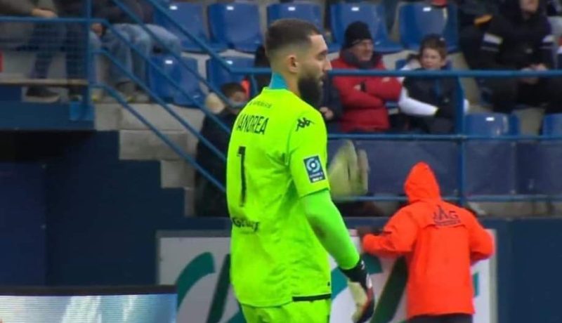 بالفيديو.. ماندريا يرتكب خطأ فادحا في مواجهة كان أمام أوكسير
