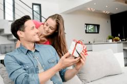 كيف السبيل مع زوجة رومانسية تعشق الحياة الوردية؟