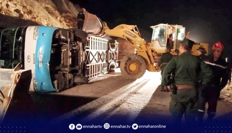 معسكر.. حالة وفاة و22 جريحا في انقلاب حافلة لنقل المسافرين
