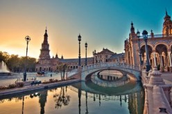 مدينة أوروبية تمنع “العُري” وتجبر السياح على ارتداء الملابس المستورة       