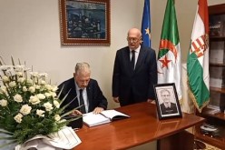 قوجيل يوقع على سجل التعازي إثر وفاة رئيس الجمهورية المجرية الأسبق