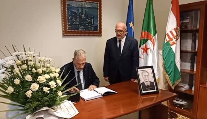قوجيل يوقع على سجل التعازي إثر وفاة رئيس الجمهورية المجرية الأسبق